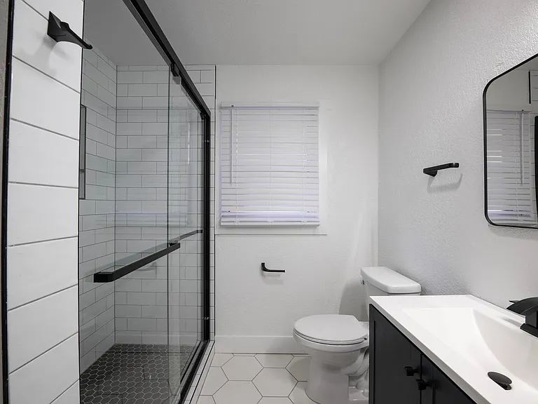 204 W 36th St #2 — Photo 21
