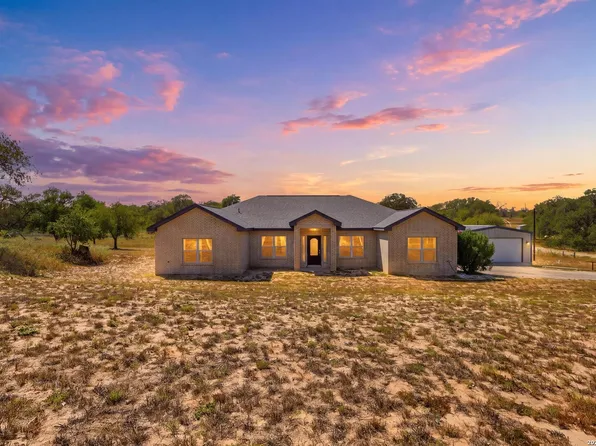 254 Broken Arrow, Floresville, TX 78114