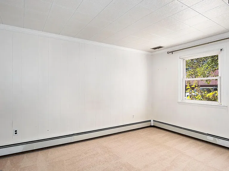 420 New London Rd — Photo 2
