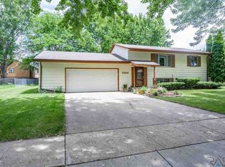 5904 W Cheyenne Dr, Sioux Falls, SD 57106