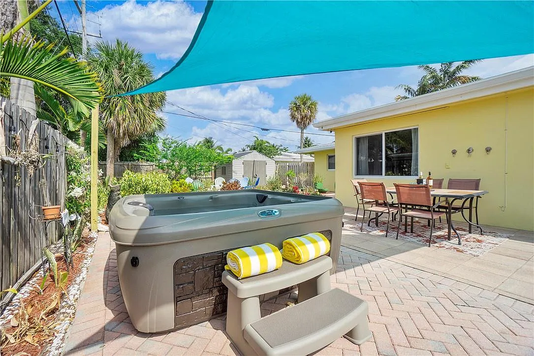 3 bed, 2.0 bath, 1605 sqft, $4,575 — Photo 2