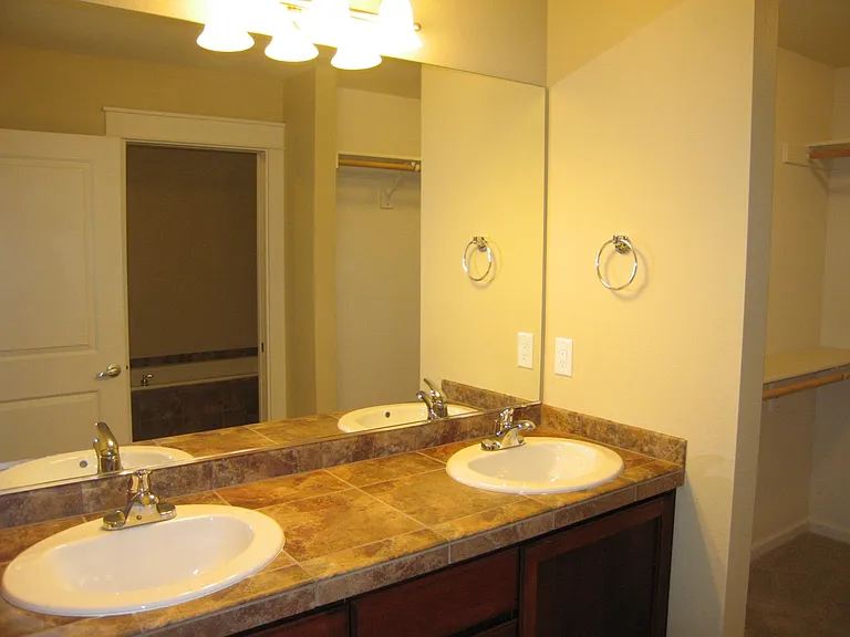 19402 SE 13th Way — Photo 10