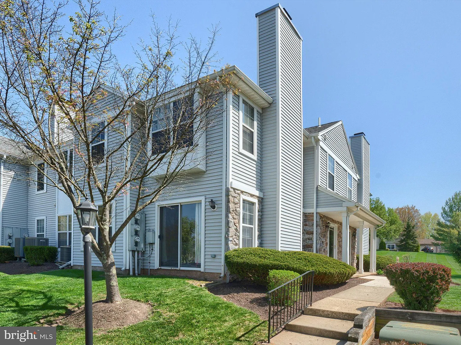 2 bed, 2.5 bath, 1275 sqft, $2,100 — Photo 1