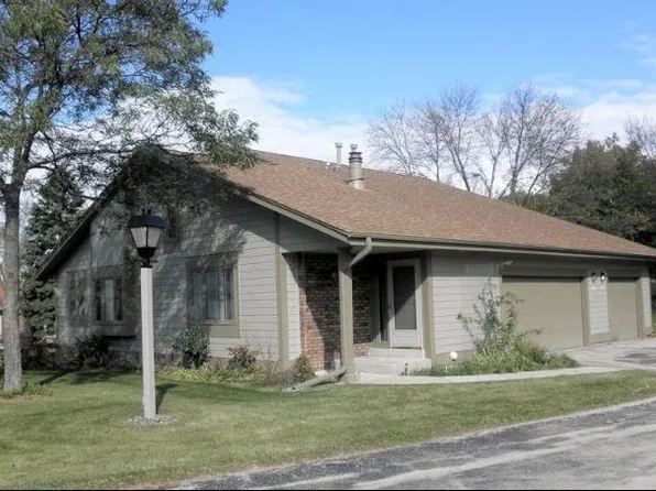 5055 S Stonehedge Dr #5055, Greenfield, WI 53220