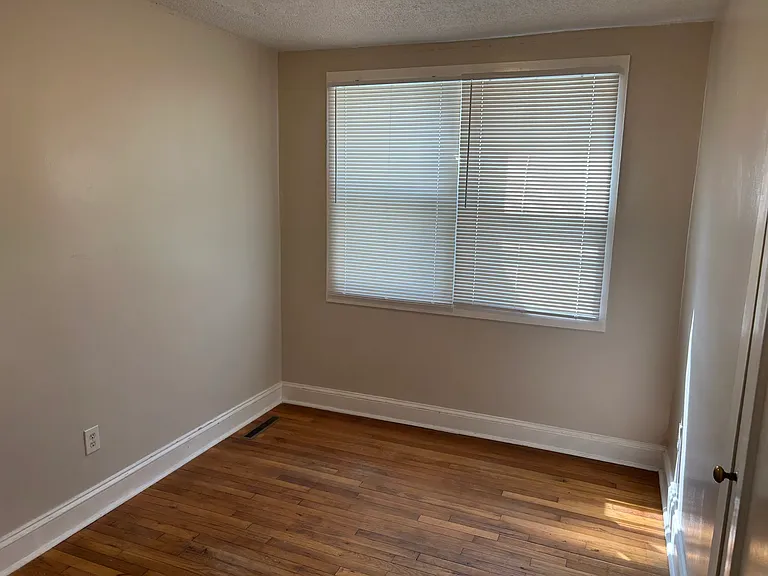 1331 Parkview Cir — Photo 6