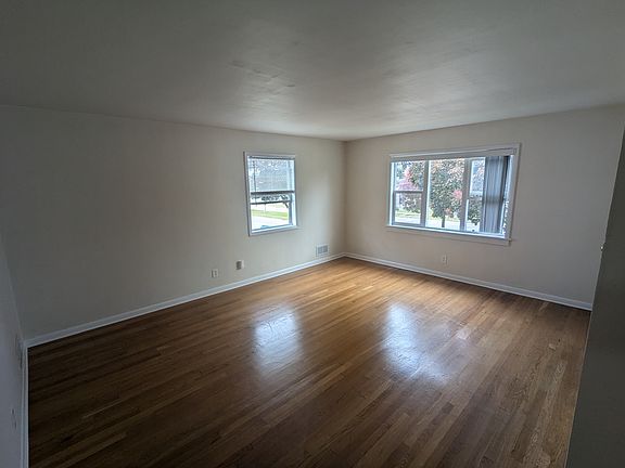 5th image of 9839-9841 W Lisbon Ave