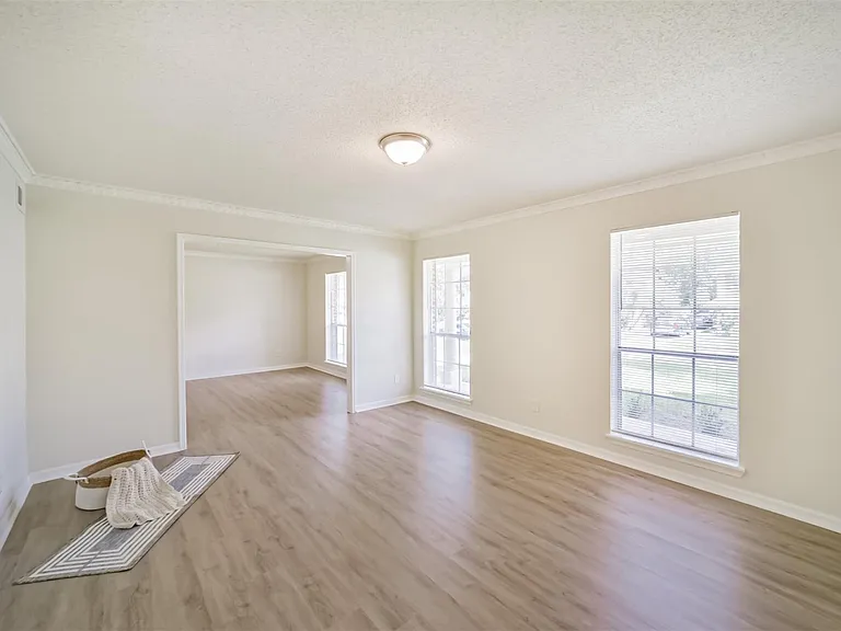 1011 Baltic Ln — Photo 19