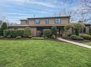 8 Watson Ct E, Edison, NJ 08820