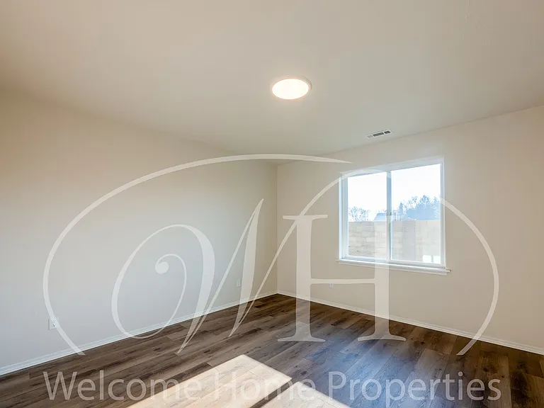 643 Ava St — Photo 20