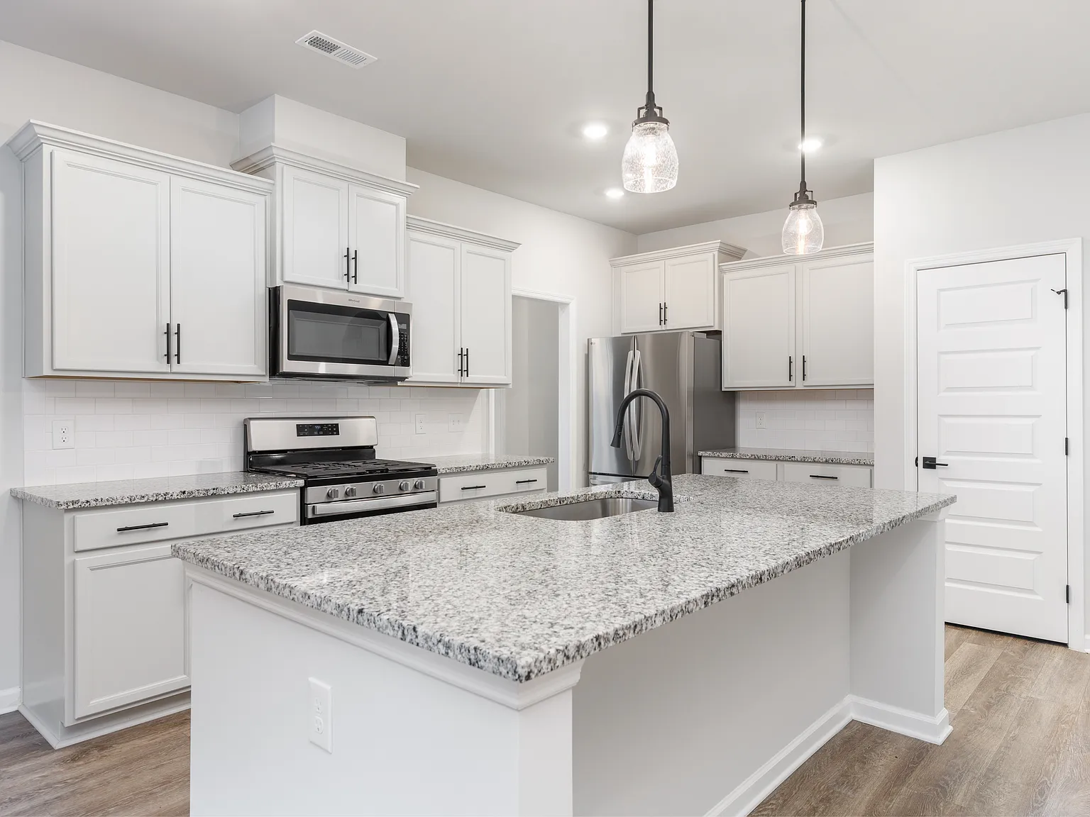 4 bed, 2583 sqft, $2,200 — Photo 3