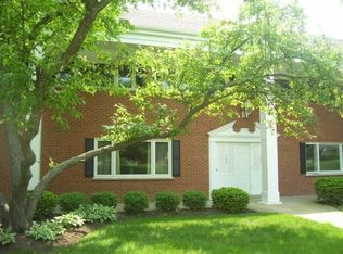 104 Chanticleer Ln, Hinsdale, IL 60521
