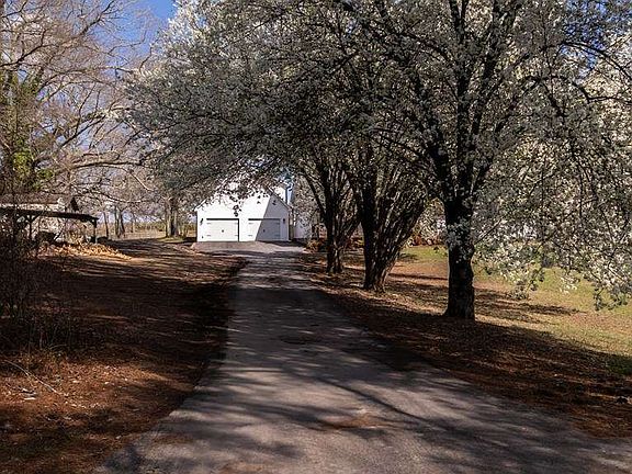 5th image of 957 Bethlehem Rd