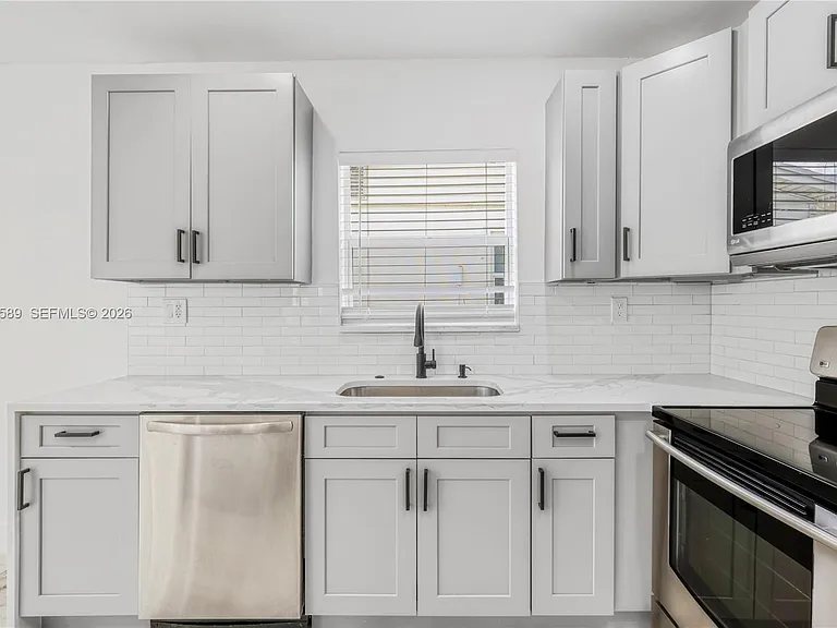 809 SW 17th St — Photo 10