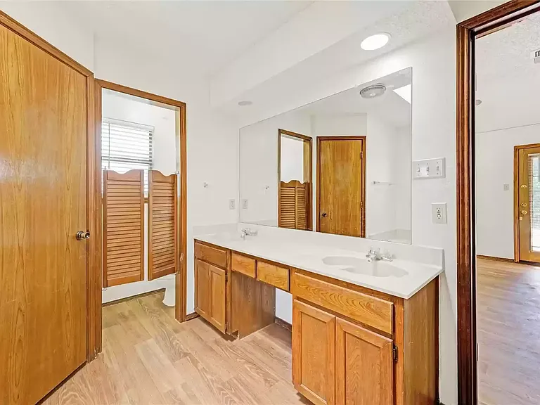 810 Castleview Dr — Photo 23