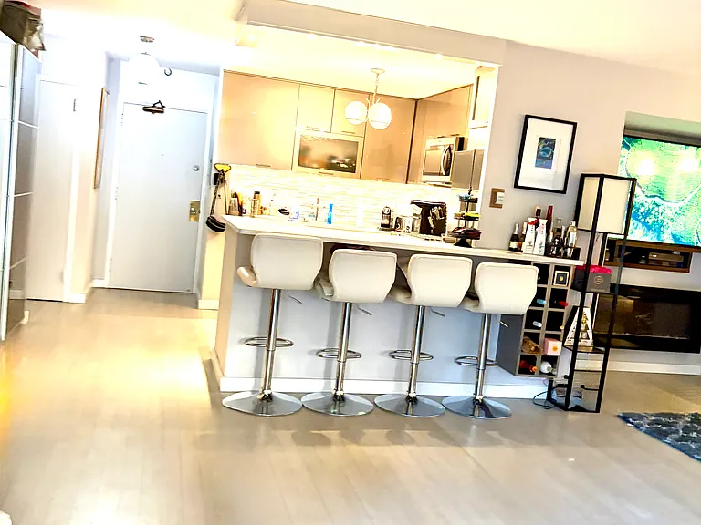129 E Bellevue Pl #301 — Photo 16