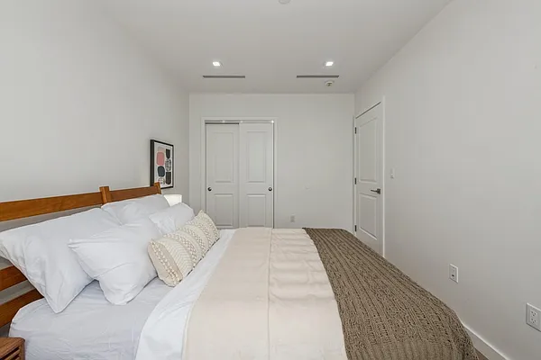 Sold by E Realty International Corp | media 26