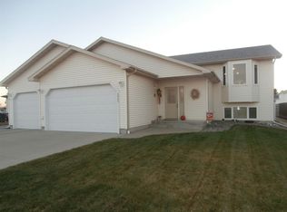 1930 24th St SW, Minot, ND 58701