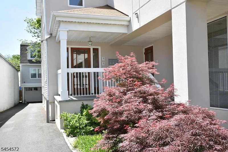 2 bed, 2.0 bath, 1570 sqft, $3,400 — Photo 1