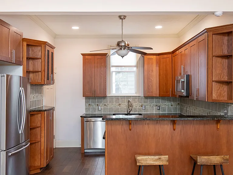 1502 Woodlawn Ave — Photo 40