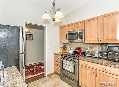 3rd image of 125 Hempstead Gardens Dr APT F2b