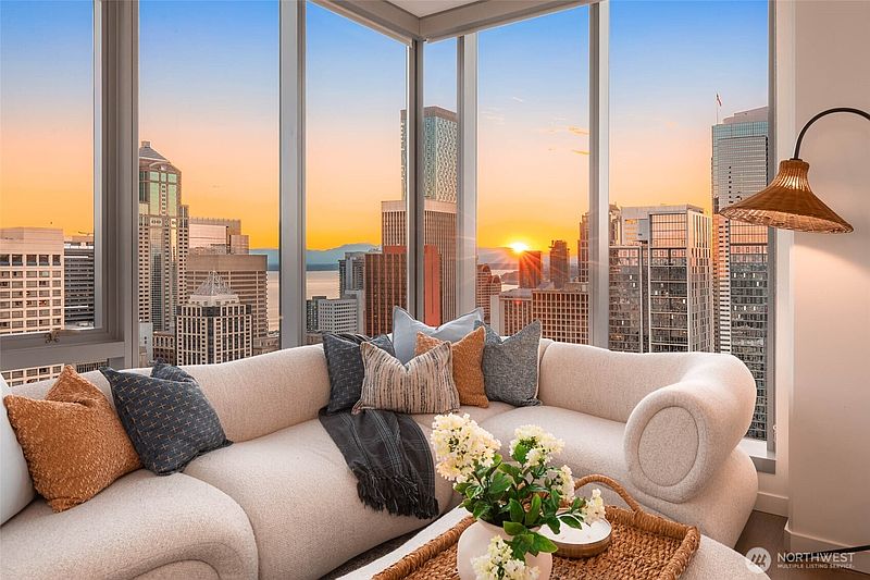 4th image of 800 Columbia Street #3201