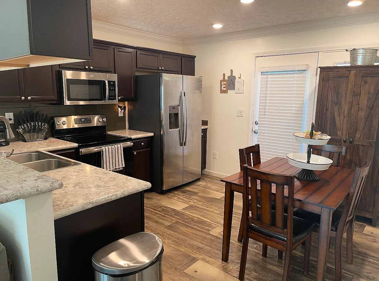 2 bed, 868 sqft, $2,000 — Photo 4