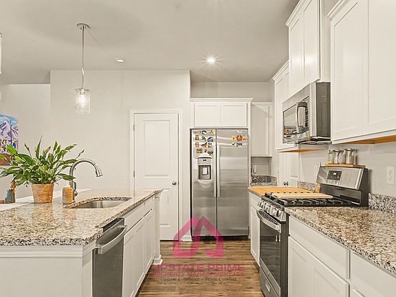 5th image of 409 Poinsett Bridge Way