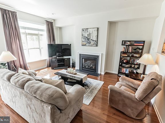 4th image of 32 Chasmere Dr