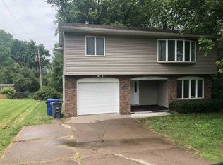 2048 Devils Glen Rd, Bettendorf, IA