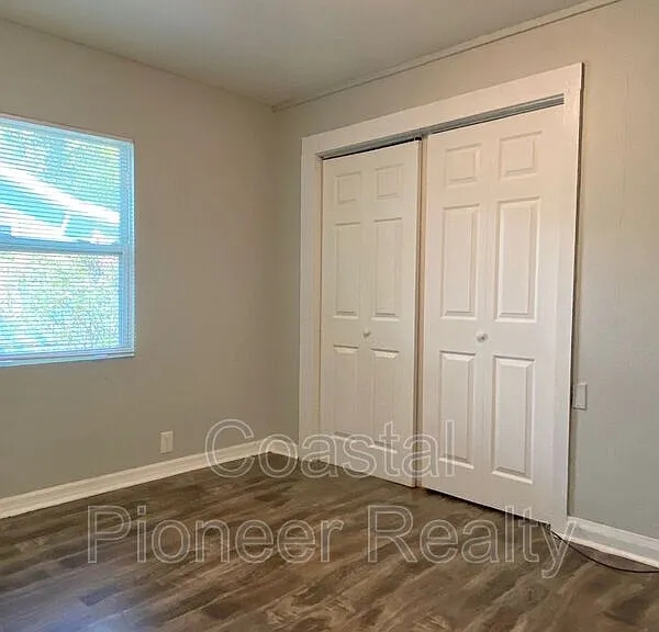 8105 N 12th St — Photo 10