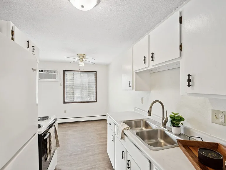 Van Dyke Apartments — Photo 5