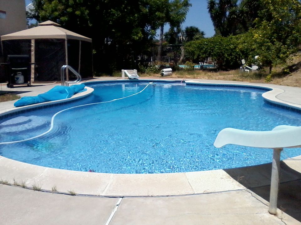  Has brand-new diving board 