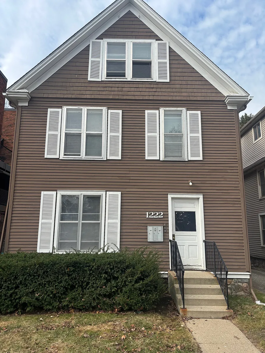 Photo 1 of 6 - 1222 Washtenaw Ct #2 - Ann Arbor, MI Primary Photo - 1222 Washtenaw Ct #2