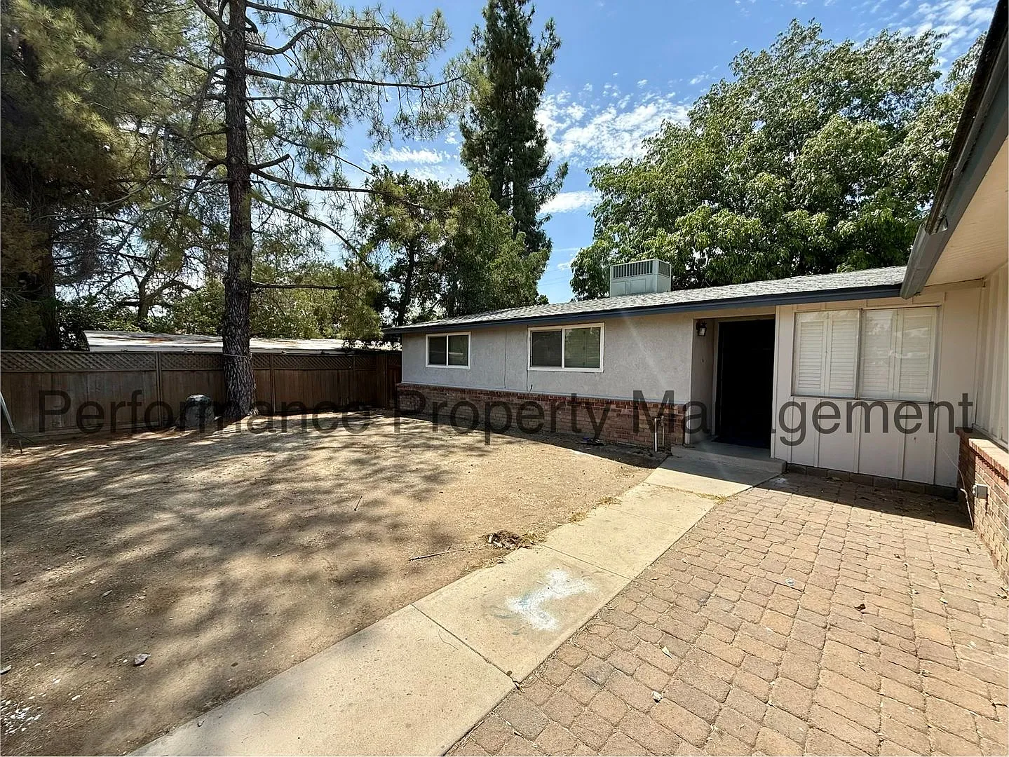 Cute 4 Bed/2 Bath SE Bakersfield Home w/ Bonus Room, RBP & Deposit Alternative Option — Photo 2