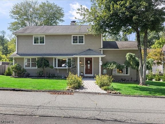 3rd image of 30 Laurel Dr