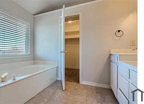 2420 Waterloo Ln — Photo 24