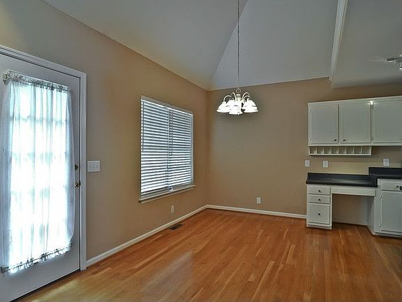Eat-in Area + desk