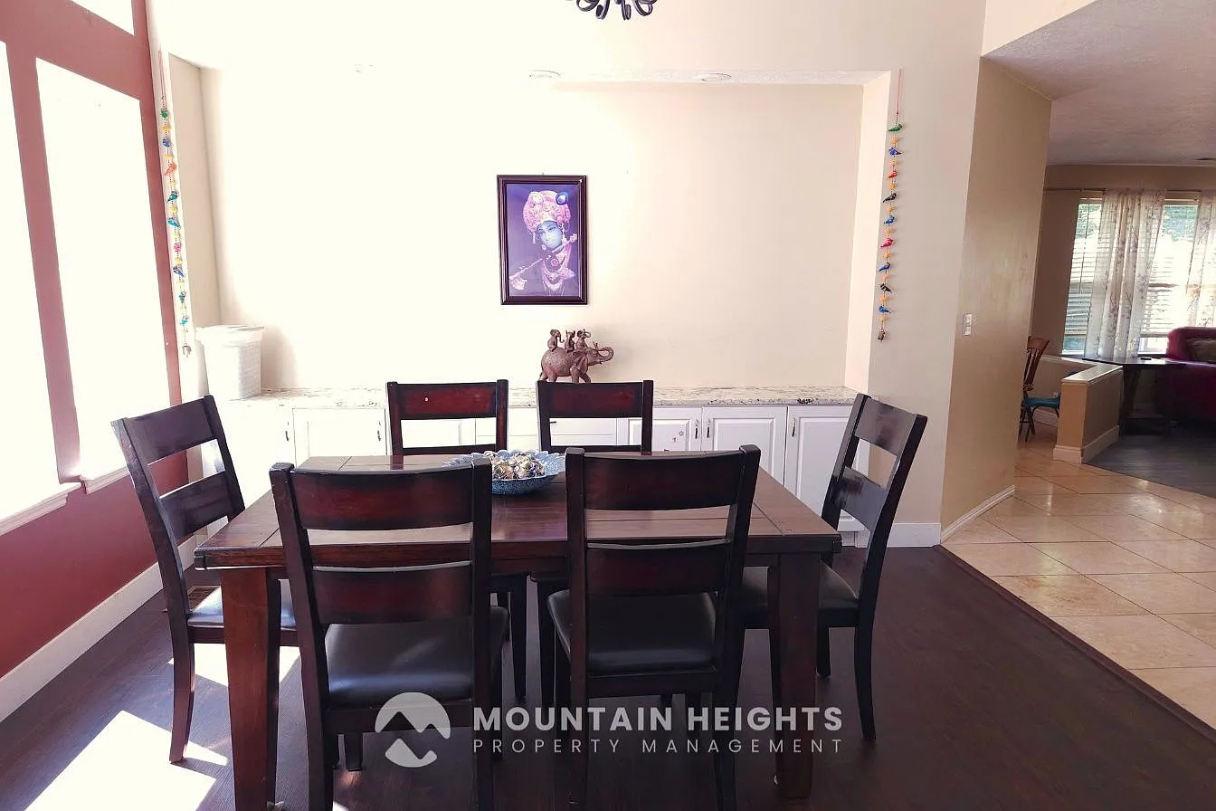 5 bed, 3.0 bath, 3200 sqft, $3,850 — Photo 4