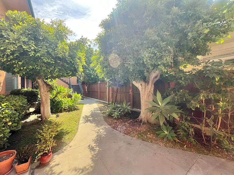 Top-Floor 1 Bedroom in Quiet Bluff Heights Courtyard Complex — Photo 16