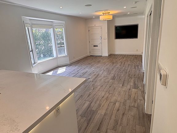 5th image of 6526 San Vicente Blvd