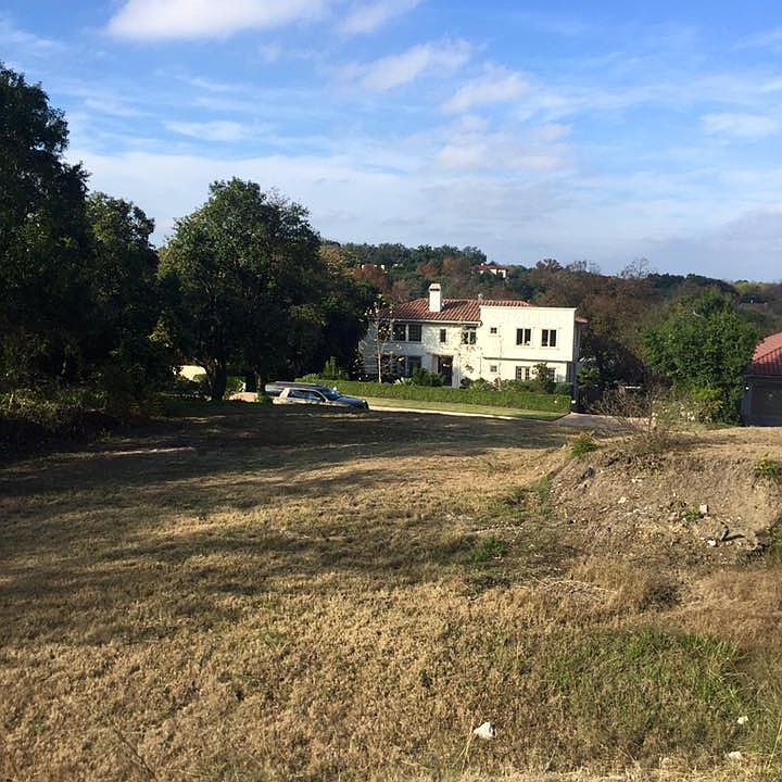 2nd image of 724 Elizabeth Rd