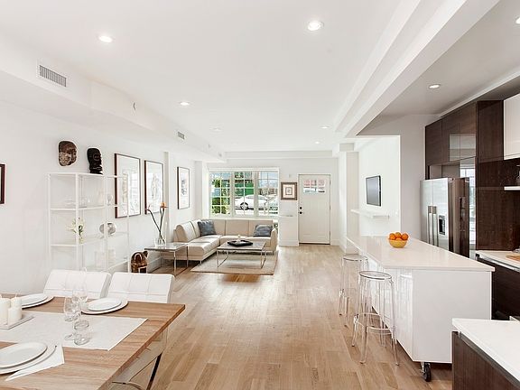 3rd image of 821 Dekalb Ave #1