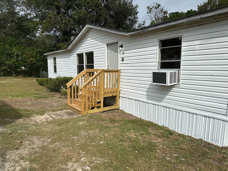 1st image of 202 Oakwood Dr