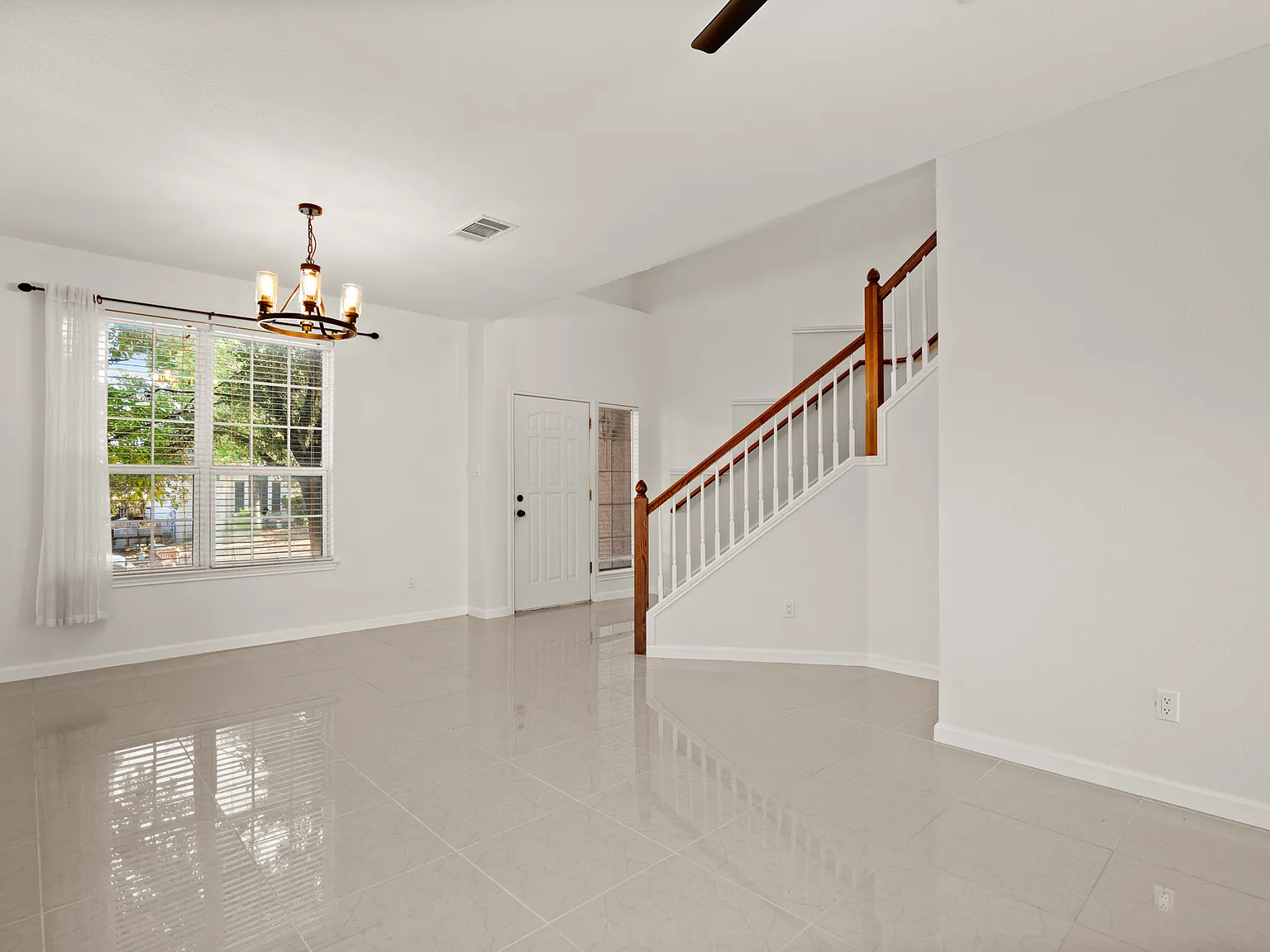 3 bed, 2.5 bath, 2446 sqft, $2,195 — Photo 4