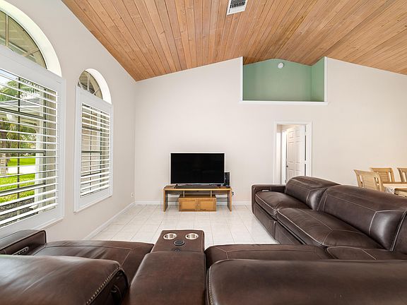 5th image of 2042 SW Capeador Street