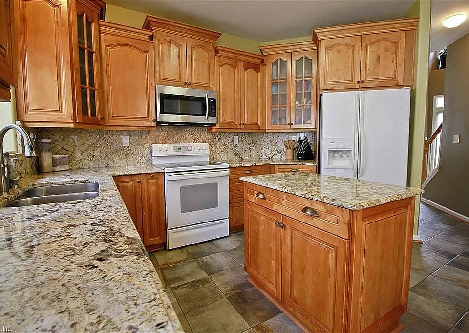 1st image of 221 Woodburne Ln