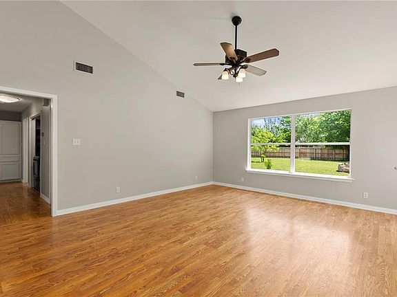 4th image of 411 Sun Bonnet Dr