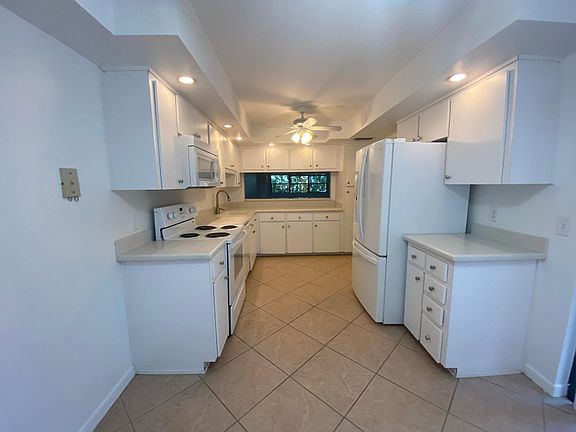 5th image of 671 Woodridge Dr
