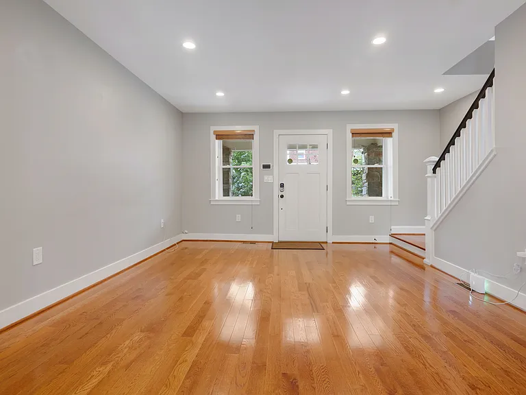1778 Lyman Pl NE — Photo 2