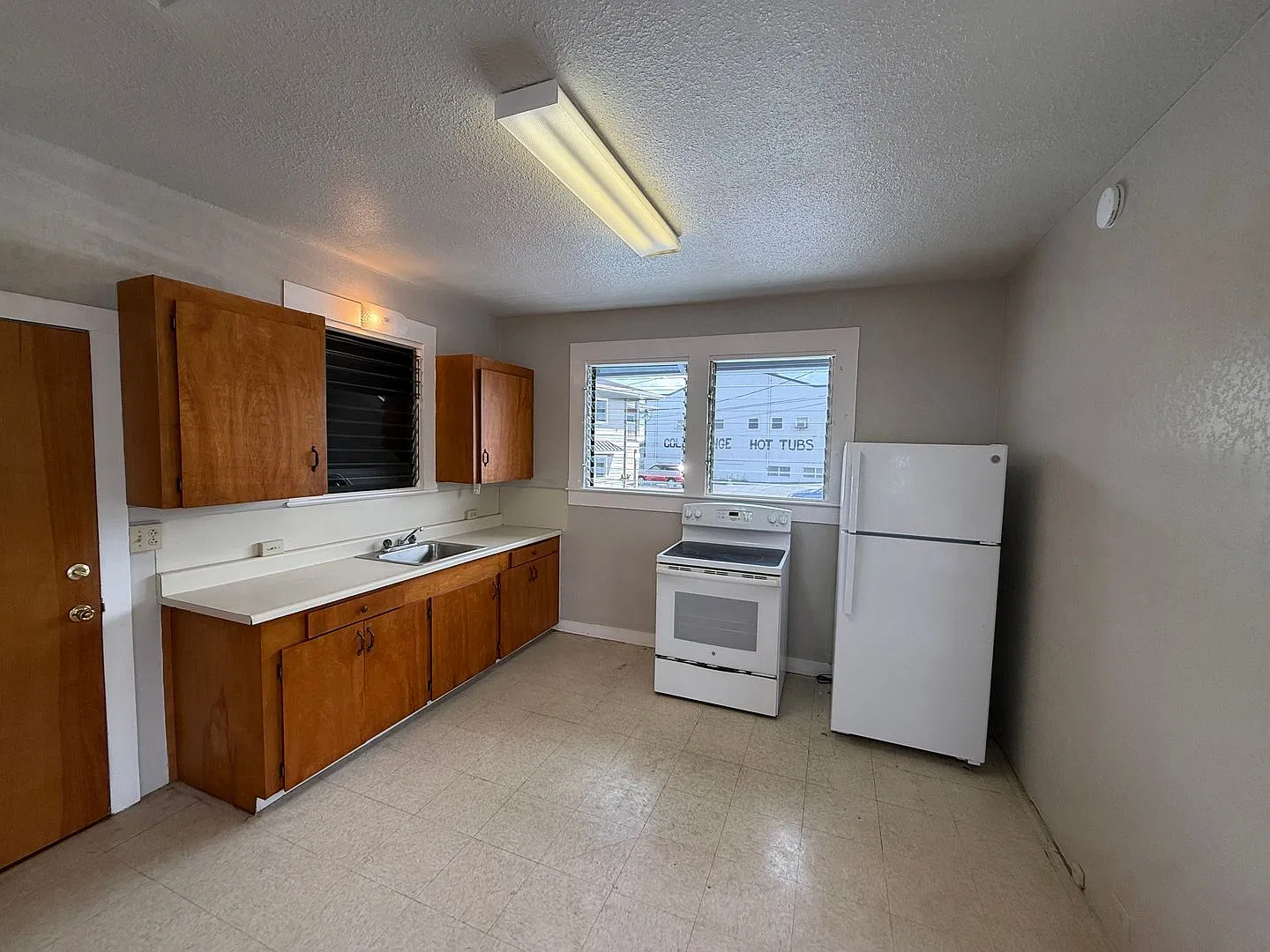 Upstairs 2-Bedroom Rental With Ac Downtown Hilo! — Photo 3